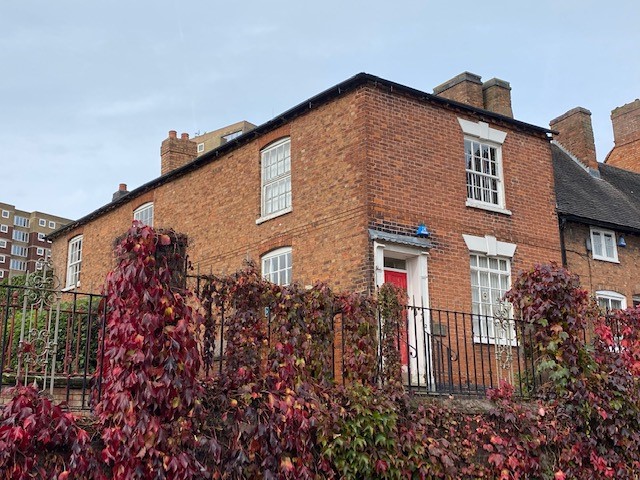 FOR SALE FREEHOLD WITH VACANT POSSESSION UPON COMPLETION – 2 LADYBANK TAMWORTH B79 7NB